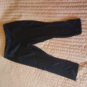 Cropped workout leggings with side pockets